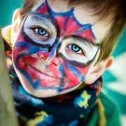 Fotografía de un niño disfrazado de Spiderman